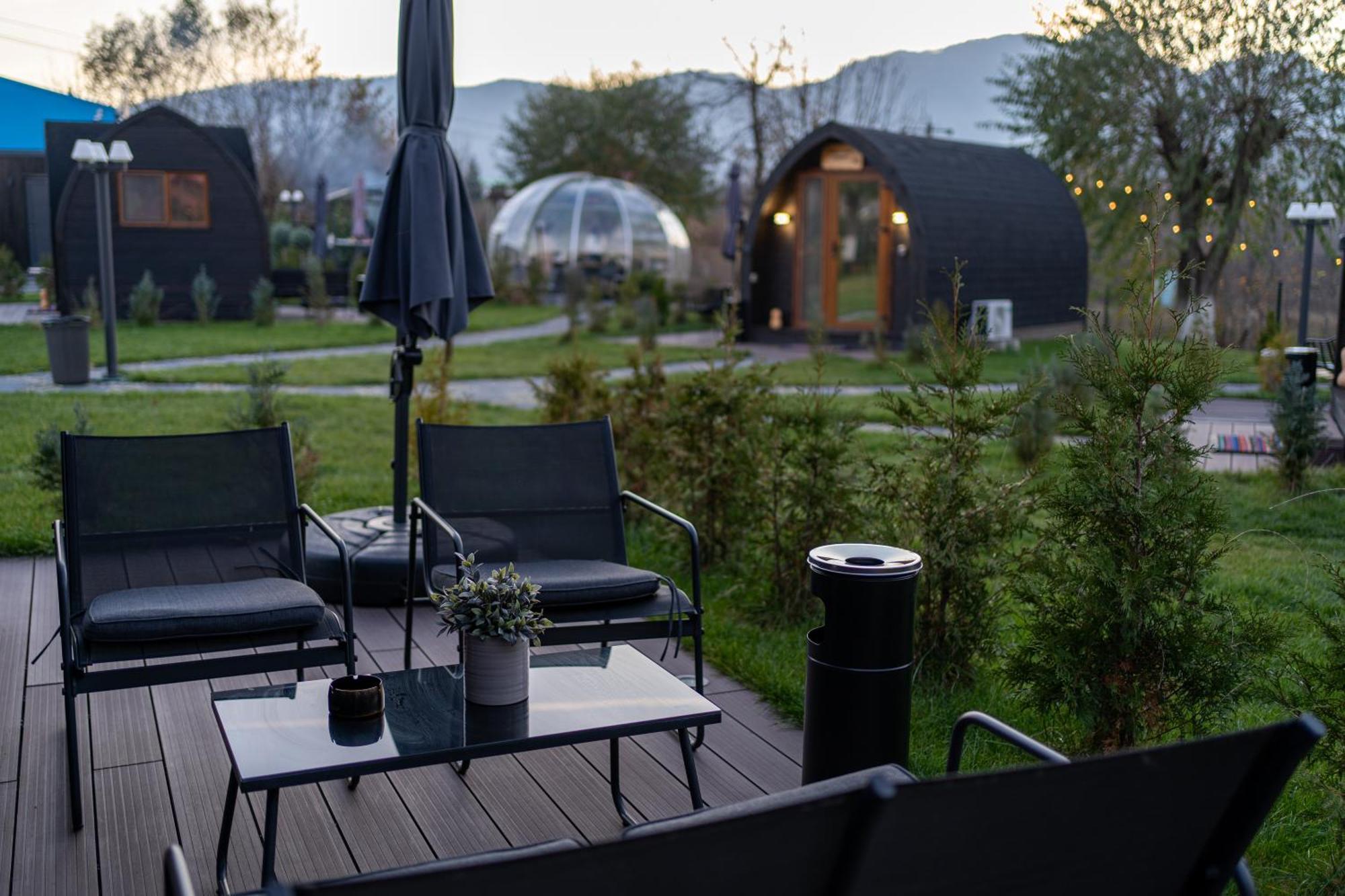 Glamp In Style Pods Resort Bran  Exterior photo