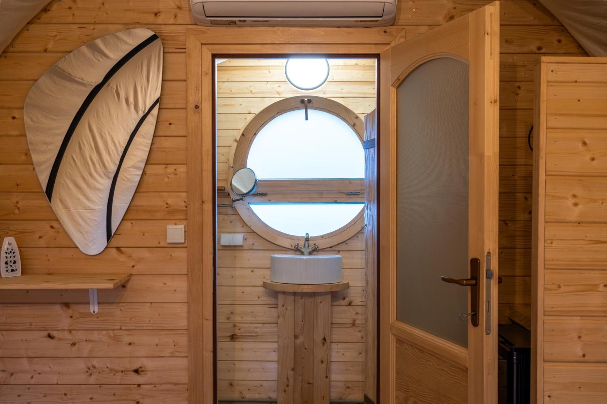 Glamp In Style Pods Resort Bran  Exterior photo